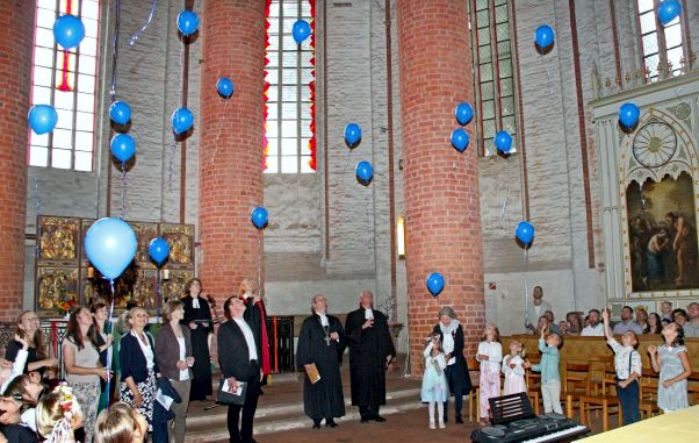 Einschulung 2022 - Gottesdienst in der Kirche, Kinder lassen Luftballons steigen