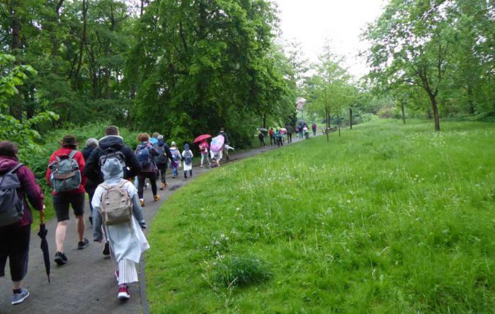 Pilgertag in der Ev. Stephanus-Grundschule, Gruppe wandert zwischen Wiese und Wald