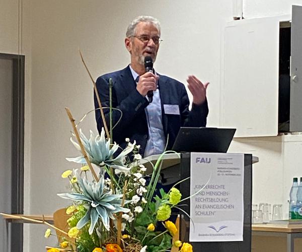 Prof. Dr. Manfred L. Pirner am Rednerpult der BSS Vorlesungen